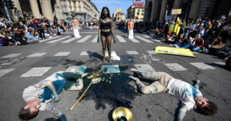 Copertina di Fridays for Future: “La guerra è fossile, la pace è rinnovabile”