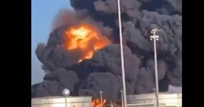 Arabia Saudita, missile su impianto petrolifero: incendio a Gedda alla vigilia della F1. Attacco rivendicato dai ribelli yemeniti