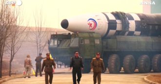 Copertina di La Corea del Nord testa un missile balistico intercontinentale: il video del lancio (supervisionato da Kim Jong-un) sembra un film