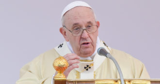 Copertina di “Papa Francesco a Pasqua su Rai Uno per un viaggio inedito nel Vangelo, con Roberto Benigni”: l’annuncio di Fuortes