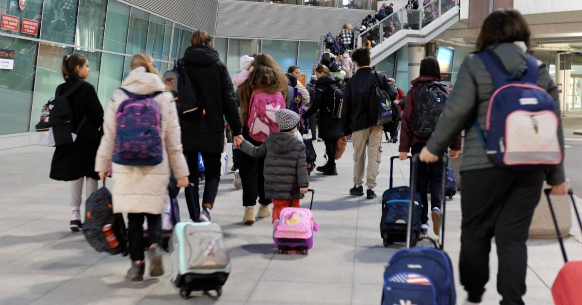 Profughi, così l’Ue discrimina i non ucraini che fuggono dalla guerra. E in Italia (ancora senza decreto) finiscono in strutture per senza dimora