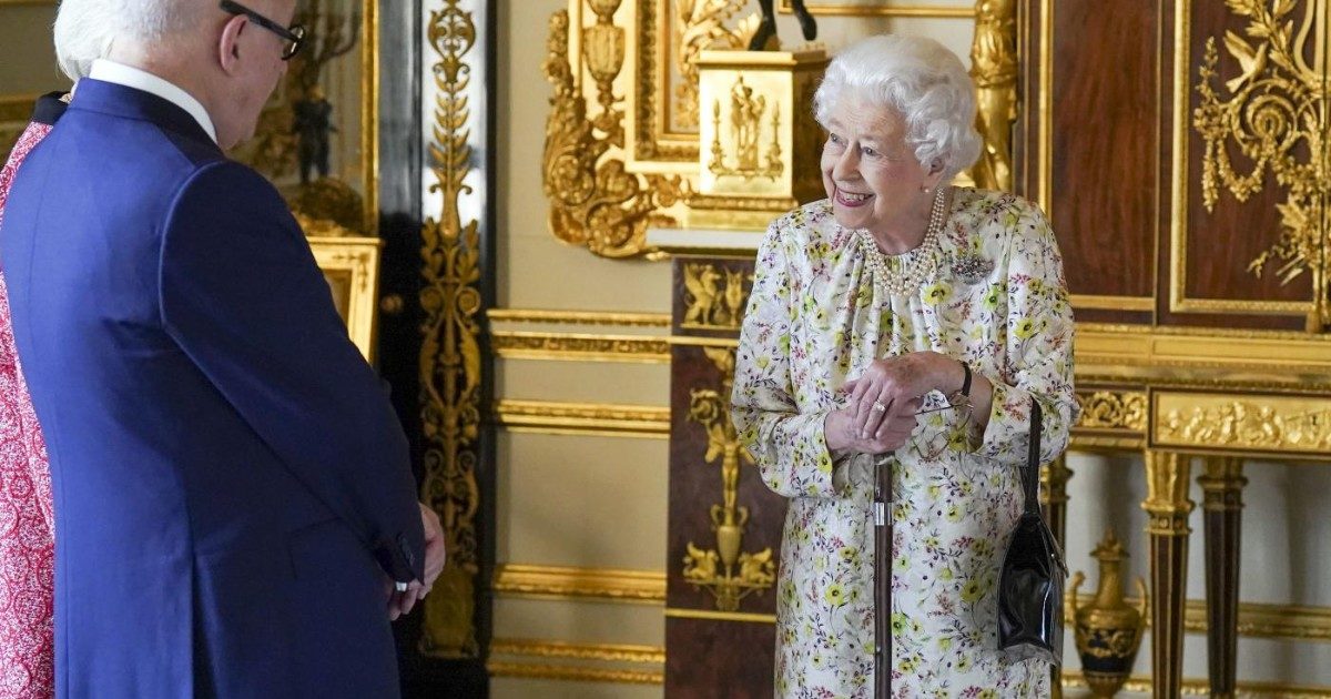 Regina Elisabetta riappare in pubblico e cammina sorridente con il bastone: il segnale ai sudditi dopo le voci sulla sedia a rotelle