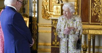 Copertina di Regina Elisabetta riappare in pubblico e cammina sorridente con il bastone: il segnale ai sudditi dopo le voci sulla sedia a rotelle
