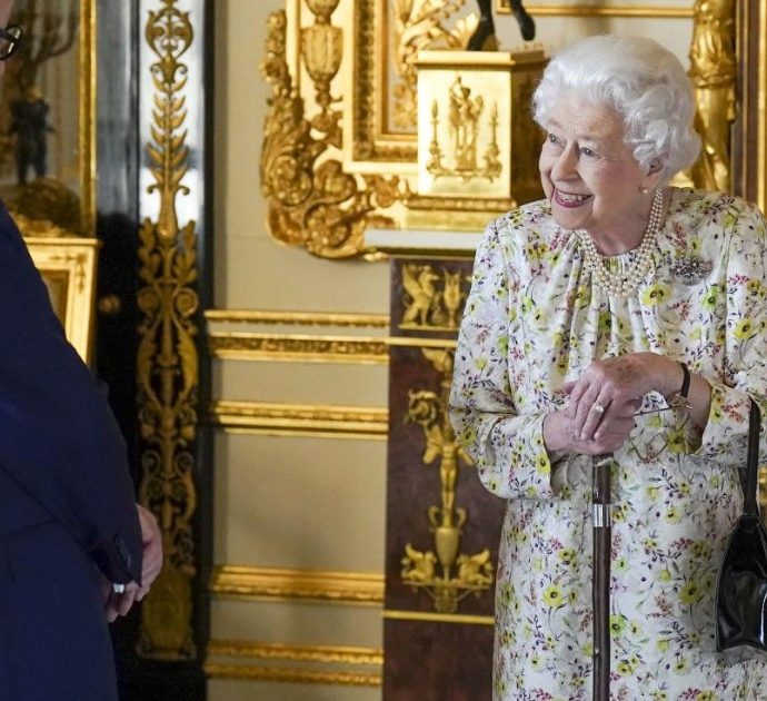 Regina Elisabetta riappare in pubblico e cammina sorridente con il bastone: il segnale ai sudditi dopo le voci sulla sedia a rotelle