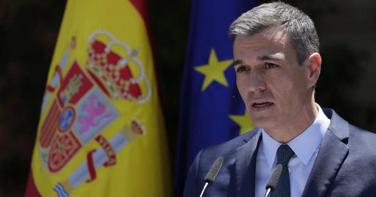 Spagna, l’ultima legge di bilancio prima delle elezioni aumenta la spesa sociale. Ma sale del 25% anche quella per la difesa