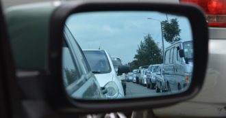 Truffa dello specchietto rotto, arrestati a Milano due uomini: si aggiravano per le vie del centro in cerca di potenziali vittime
