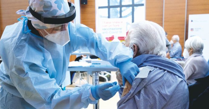 Aifa non decide: la 4ª dose per tutti resta più lontana