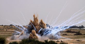 Copertina di Amnesty denuncia l’uso del fosforo bianco di Israele sui civili in Libano: “Indagare su eventuali crimini di guerra”