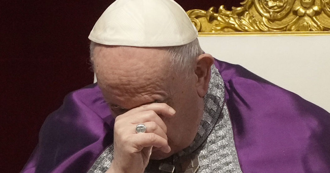 Papa Francesco e l’ipotesi delle dimissioni: “Non intenzione di rinunciare per il momento. Nel caso, sarei il vescovo emerito di Roma”