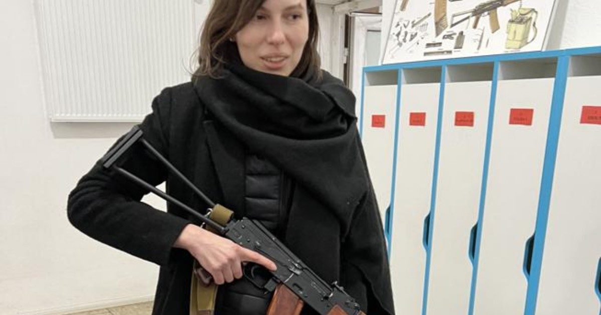 Maria Kozij, la modella ucraina lascia le passerelle e imbraccia il Kalashnikov: “Non mi fa paura un fucile, mi fanno paura gli invasori russi”