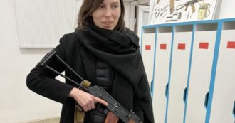 Copertina di Maria Kozij, la modella ucraina lascia le passerelle e imbraccia il Kalashnikov: “Non mi fa paura un fucile, mi fanno paura gli invasori russi”
