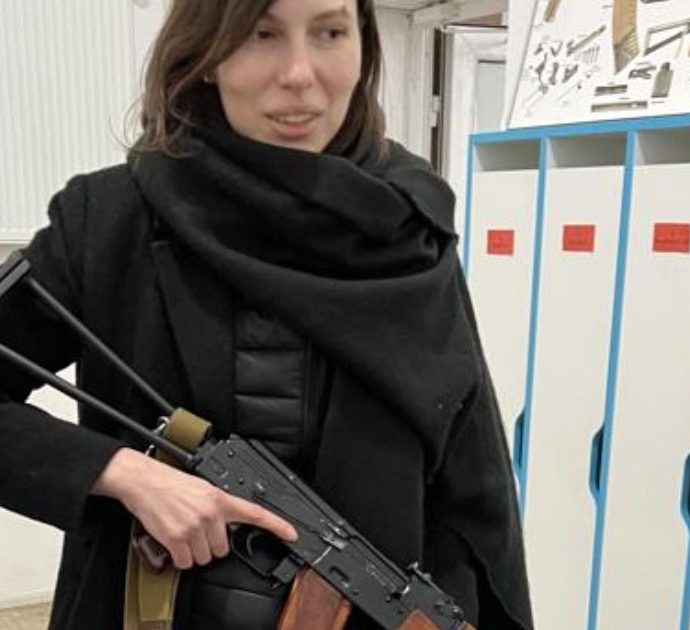 Maria Kozij, la modella ucraina lascia le passerelle e imbraccia il Kalashnikov: “Non mi fa paura un fucile, mi fanno paura gli invasori russi”