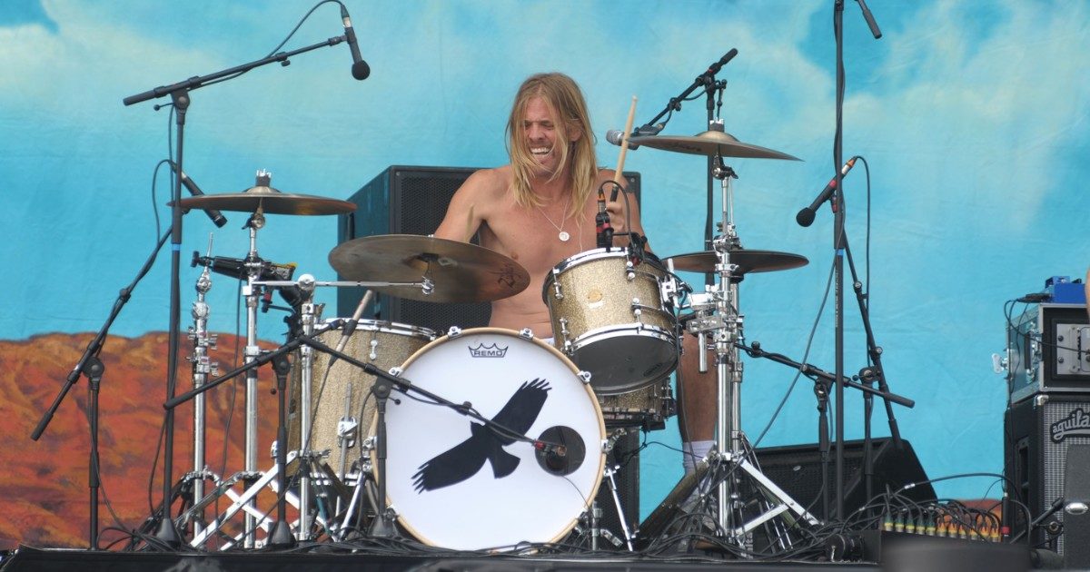 Morto Taylor Hawkins, il batterista dei Foo Fighters trovato senza vita prima del loro concerto a Bogotà: aveva 50 anni. Il messaggio della band