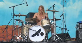 Copertina di Morto Taylor Hawkins, il batterista dei Foo Fighters trovato senza vita prima del loro concerto a Bogotà: aveva 50 anni. Il messaggio della band