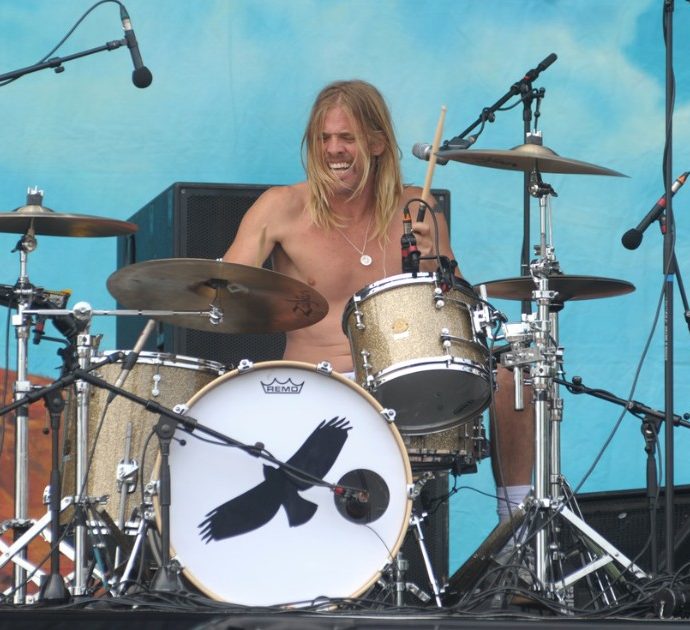 Morto Taylor Hawkins, il batterista dei Foo Fighters trovato senza vita prima del loro concerto a Bogotà: aveva 50 anni. Il messaggio della band