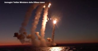 Ucraina, la Russia rivendica un attacco dal mare nella regione di Zhytomyr: il video del lancio dei missili
