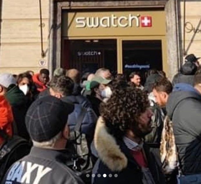 Swatch, lunghe code fuori dai negozi di tutta Italia: il motivo? Il nuovo MoonSwatch, l’orologio “spaziale” in collaborazione con Omega