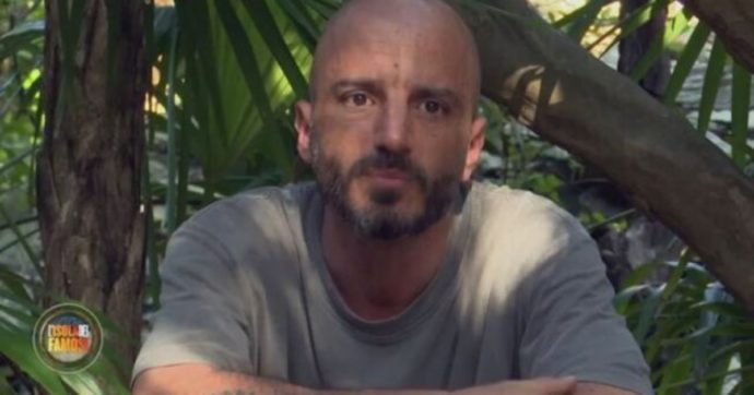 “Isola dei Famosi”, Nicolas Vaporidis ottiene un rasoio elettrico per “esigenze mediche”: scoppia la polemica