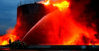 Guerra Russia Ucraina, domato l'incendio al deposito petrolifero di Leopoli bombardato dai russi