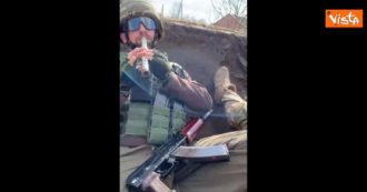 Copertina di Guerra Russia Ucraina, un soldato allieta i commilitoni suonando il flauto in un momento di pausa in trincea. Il video