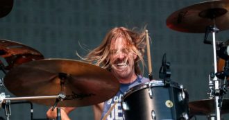 Copertina di “Taylor Hawkins aveva assunto dieci diverse sostanze stupefacenti”: le prime analisi sul corpo del batterista dei Foo Fighters, morto a Bogotà