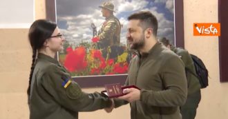 Copertina di Guerra Russia Ucraina, il presidente Zelensky consegna le onorificenze a un gruppo di militari