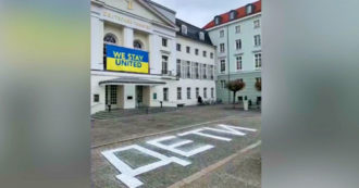 Copertina di Guerra Russia-Ucraina, la scritta “bambini” fuori dal teatro di Berlino: la solidarietà dopo l’attacco a Mariupol – Video