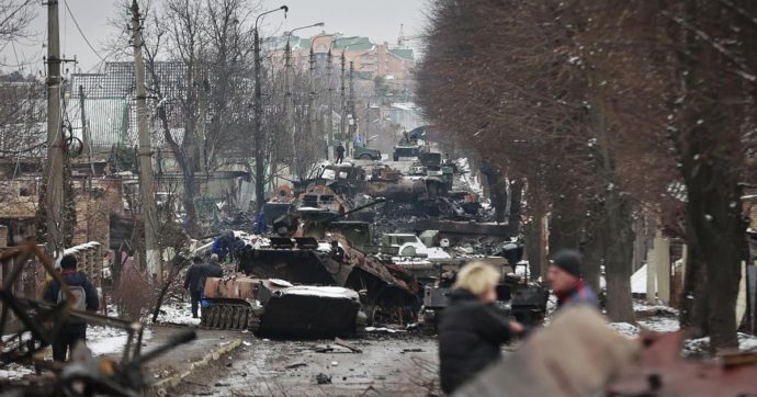 Guerra Russia-Ucraina, il sindaco di Bucha: “Stupri, fosse comuni e cadaveri in strada. La città è distrutta ma ricostruiremo tutto”