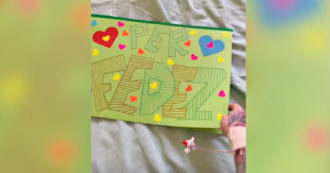 Copertina di Fedez, i bambini del reparto di pediatria gli mandano un cartellone per fargli forza: “Ti siamo vicini” – Video