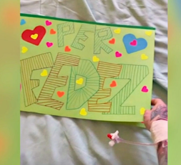 Fedez, i bambini del reparto di pediatria gli mandano un cartellone per fargli forza: “Ti siamo vicini” – Video