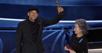 Copertina di Oscar 2022, Troy Kotsur e l’applauso nel linguaggio dei segni: ecco il significato delle “farfalle” in platea