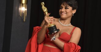 Copertina di Oscar 2022, Ariana DeBose è la prima attrice afro-latina e apertamente queer a vincere una statuetta: così ha fatto la storia