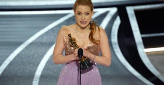 Copertina di Oscar 2022, Jessica Chastain vince come Miglior attrice e saluta la figlia in italiano: “Giulietta ti penso sempre”. Chi è il marito Gian Luca Passi di Preposulo