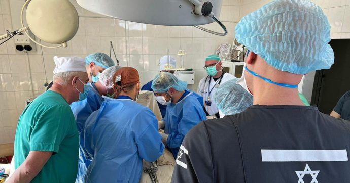 Ucraina, l’ospedale da campo israeliano a Mostyska: “Trattati 50 bambini al giorno, dodici pazienti oncologici già trasferiti”