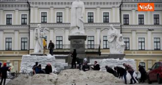 Guerra Russia-Ucraina, cittadini sistemano sacchi di sabbia e barriere per proteggere i monumenti di Kiev