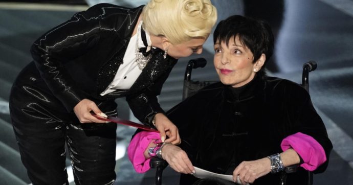 Oscar 2022, Liza Minelli sale sul palco in sedia a rotelle accompagnata da Lady Gaga (che si commuove)