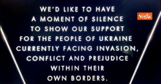Copertina di Oscar 2022, Hollywood dedica un minuto di silenzio all’Ucraina: il messaggio mostrato durante la cerimonia – Video