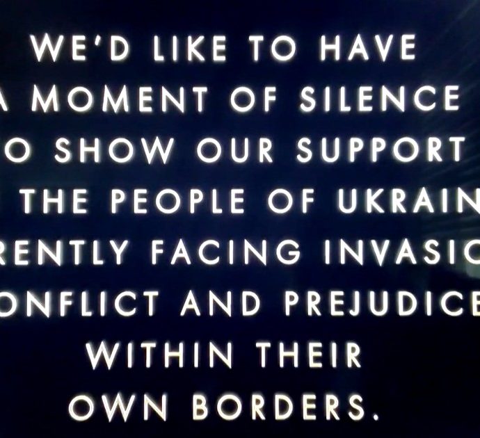 Oscar 2022, Hollywood dedica un minuto di silenzio all’Ucraina: il messaggio mostrato durante la cerimonia – Video