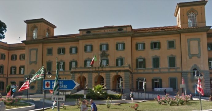 Roma, l’ospedale cerca un capo ufficio stampa non giornalista: concorso annullato. Tra i candidati c’era il social manager dell’assessore