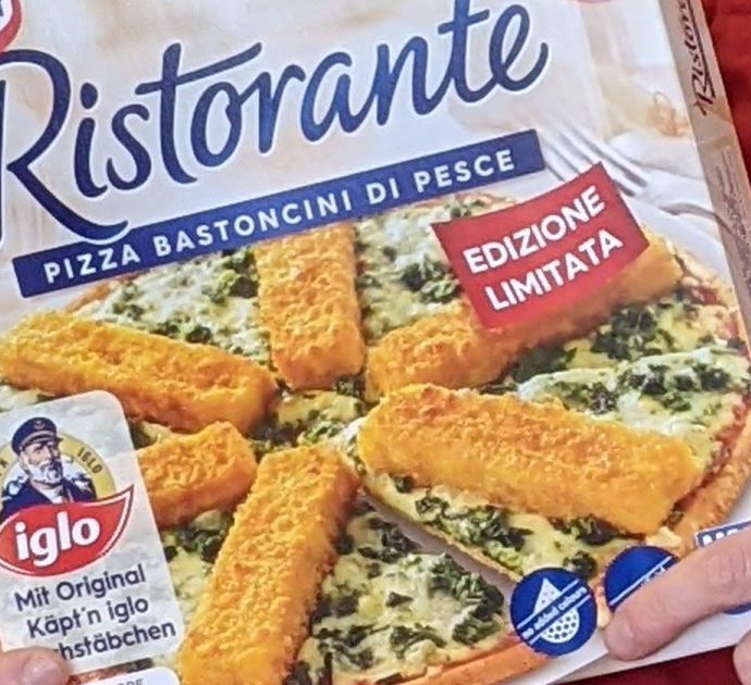 Arriva la pizza con i bastoncini di pesce: “Realizzata su richiesta della Rete”. Ecco da quando e dove sarà disponibile