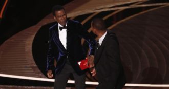 Copertina di Oscar 2022, Will Smith dà uno schiaffo a Chris Rock: “Togli il nome di mia moglie dalla tua fo***ta bocca”