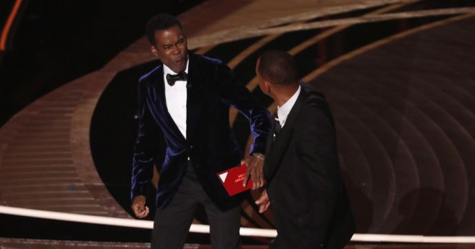 Oscar 2022, Will Smith dà uno schiaffo a Chris Rock: “Togli il nome di mia moglie dalla tua fo***ta bocca”