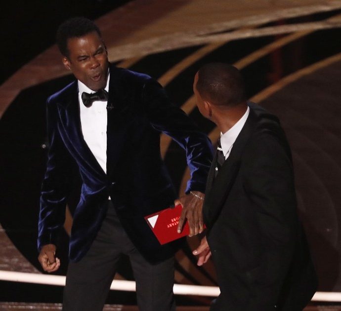 Oscar 2022, Will Smith dà uno schiaffo a Chris Rock: “Togli il nome di mia moglie dalla tua fo***ta bocca”