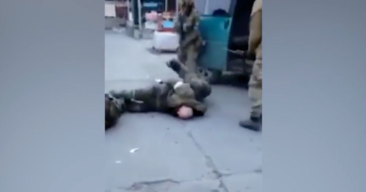 Soldados capturados em uniforme ucraniano com pernas.  Vídeo de choque e acusações