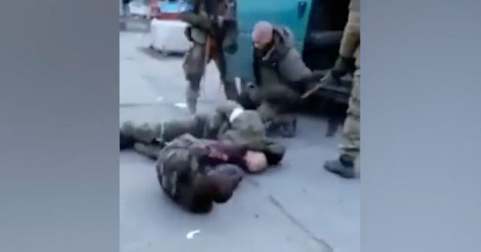 Video dei prigionieri gambizzati da militari con l’uniforme ucraina: il governo di Kiev annuncia “un’inchiesta immediata”
