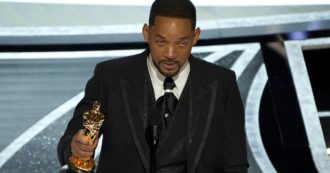 Copertina di Will Smith prima tira un schiaffo a Chris Rock poi si scusa in lacrime dopo aver preso l’Oscar: “L’amore mi fa fare follie, ho dovuto proteggere mia moglie”
