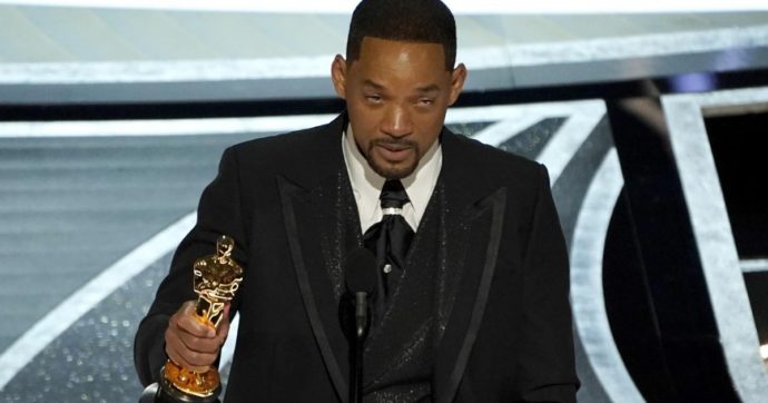 Will Smith prima tira un schiaffo a Chris Rock poi si scusa in lacrime dopo aver preso l’Oscar: “L’amore mi fa fare follie, ho dovuto proteggere mia moglie”
