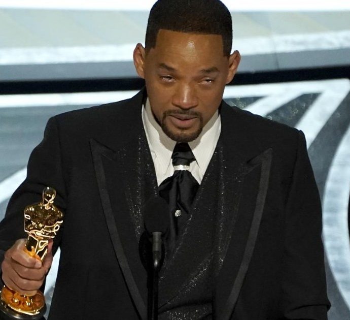Will Smith prima tira un schiaffo a Chris Rock poi si scusa in lacrime dopo aver preso l’Oscar: “L’amore mi fa fare follie, ho dovuto proteggere mia moglie”
