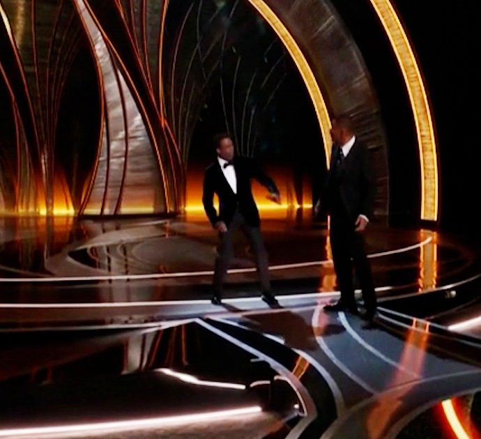 Oscar 2022, Will Smith dà uno schiaffo a Chris Rock per una battuta sulla malattia di sua moglie Jada Pinkett: il video dalla diretta della cerimonia