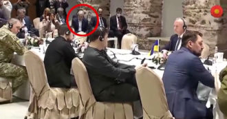 Copertina di Guerra Russia-Ucraina, Abramovich presente ai colloqui dei negoziatori a Istanbul: l’oligarca inquadrato dalle telecamere – Video